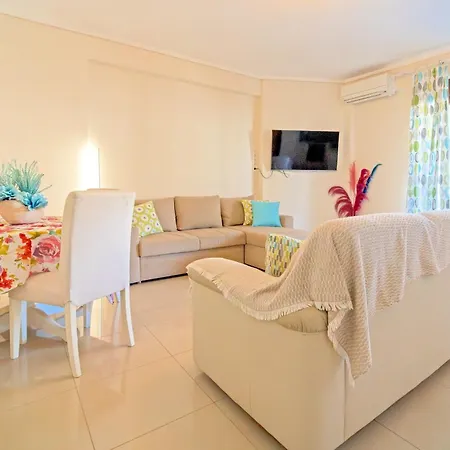 Luxury And Sunny 250 Mts From The Beach!! Appartement Peraía